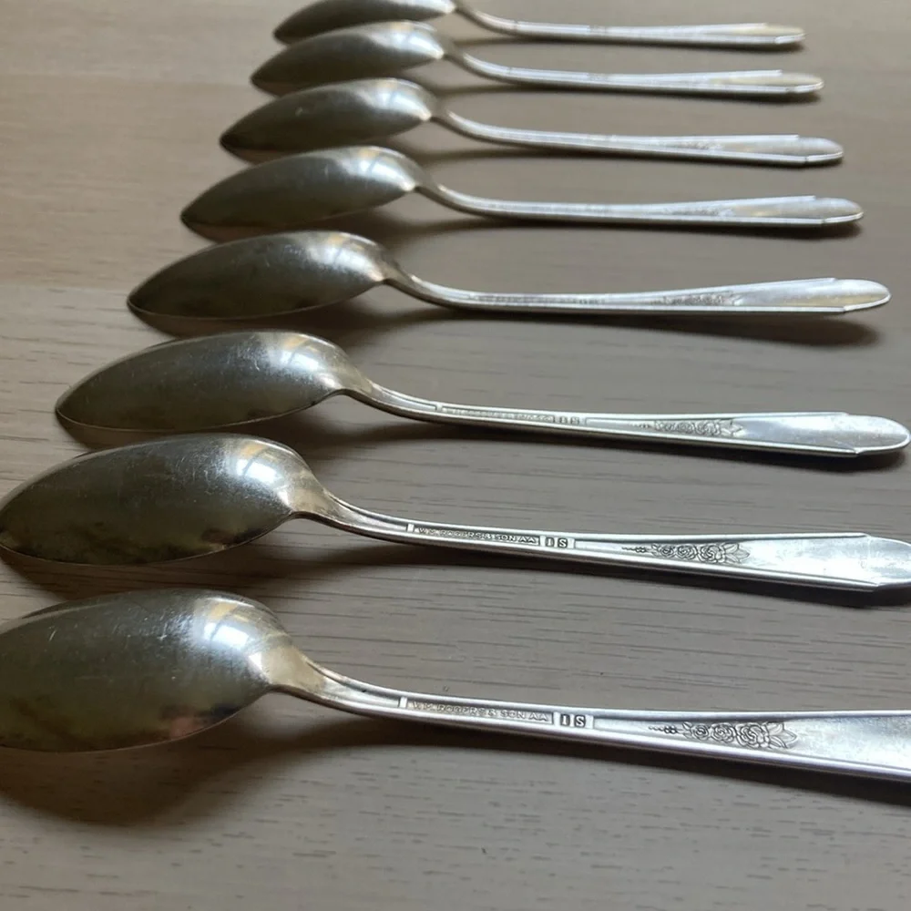 Vintage Set of 8 Silver Plated Teaspoons WM. ROGERS & SON IS GARDENIA Pattern
